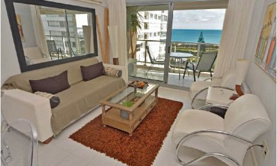 Playa Mansa, frente al mar, 2 dorm, 2 baños. Wifi, Mucamas, todos los servicios.