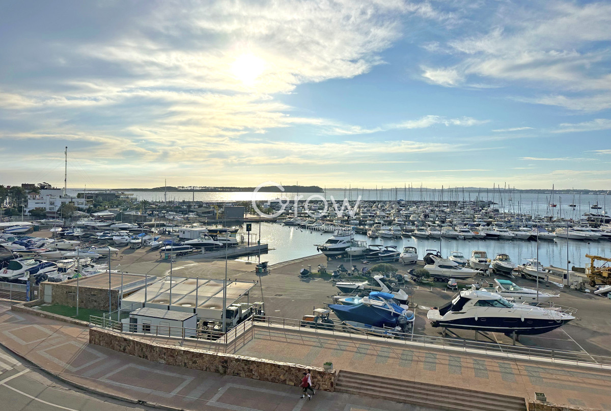 Apartamento ID.3069 - Puerto, exclusivo edificio. 3 suites + servicio.