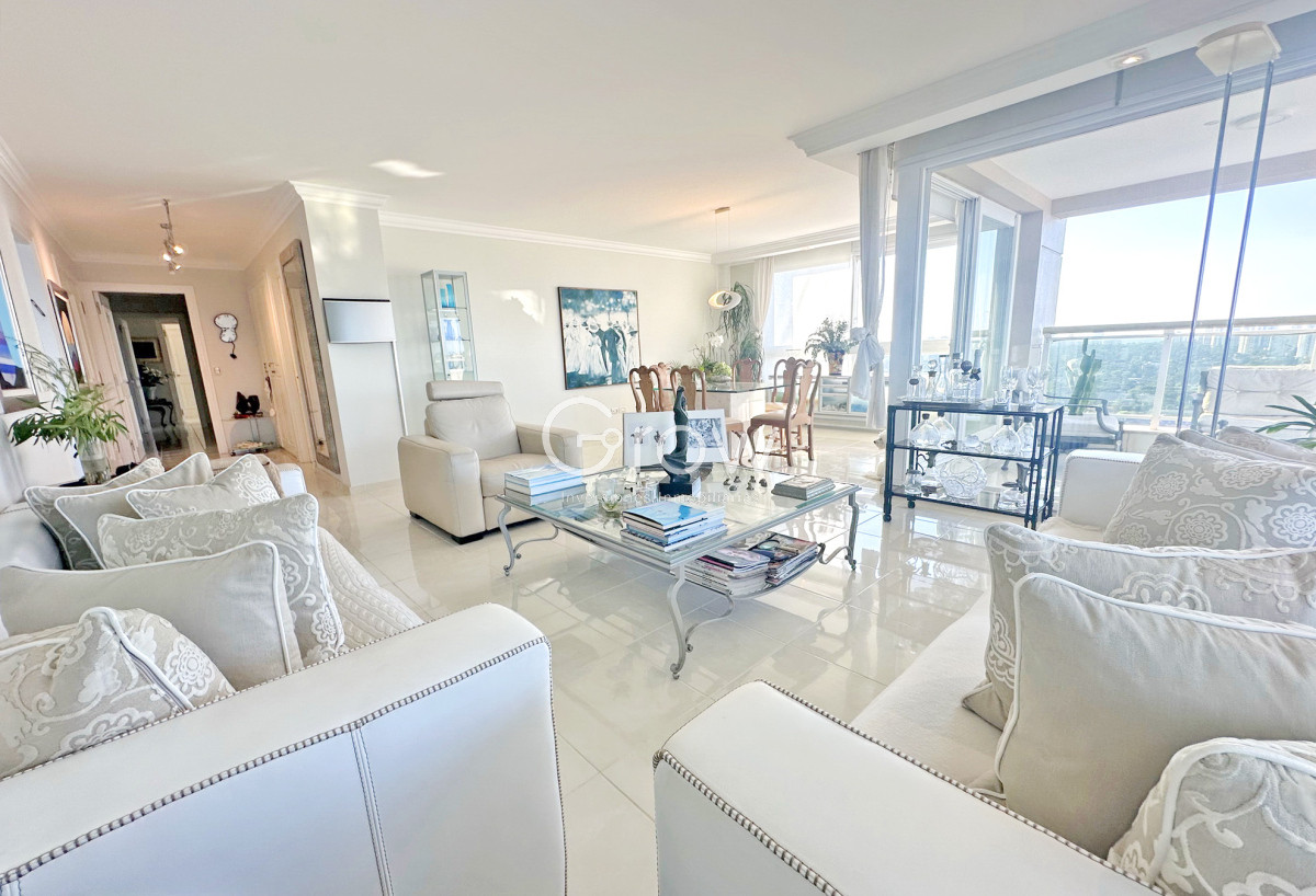 Apartamento ID.2585 - Le Jardin, esquinero piso alto, garaje doble.