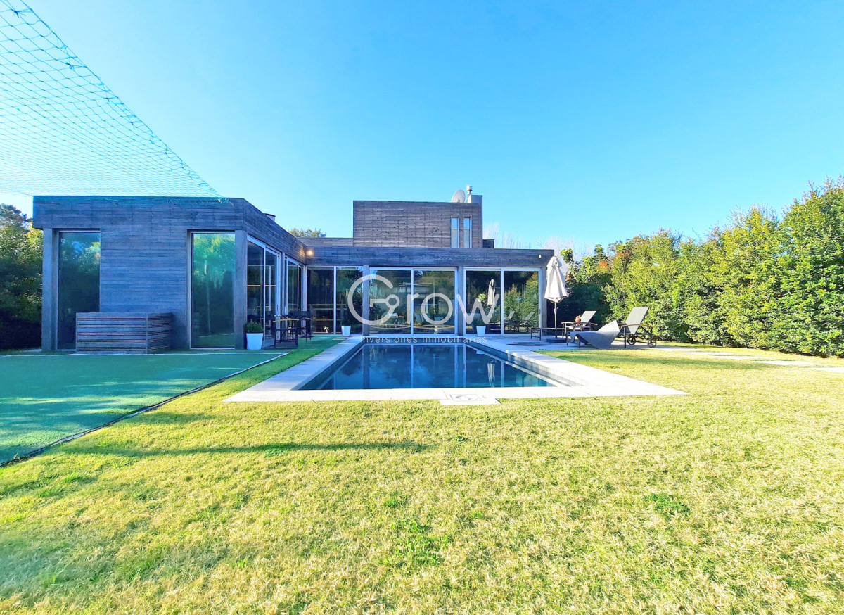 Casa ID.2859 - Barrio Privado. 357 m2 construidos, 4 suites. Piscina climatizada.