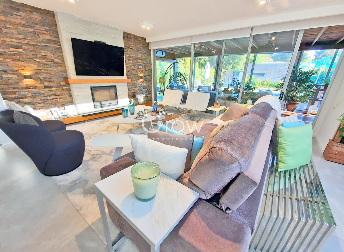Casa ID.2859 - Barrio Privado. 357 m2 construidos, 4 suites. Piscina climatizada.
