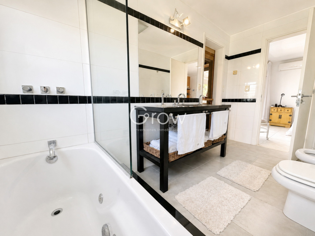 Casa ID.2578 - Exclusivo barrio privado, 3 suites + servicio completo, pileta. Losa radiante