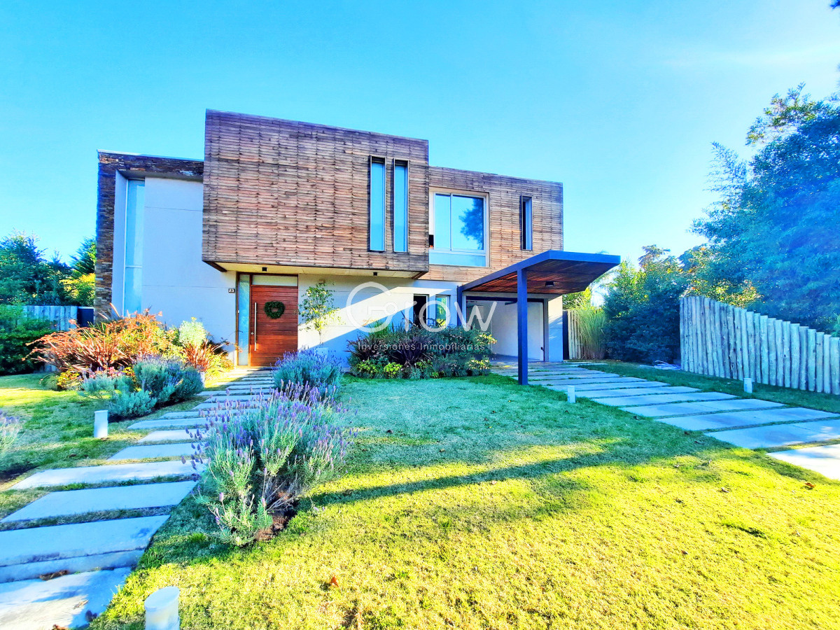 Casa ID.2859 - Barrio Privado. 357 m2 construidos, 4 suites. Piscina climatizada.