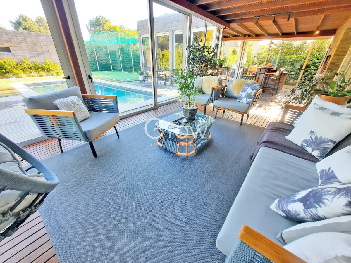 Casa ID.2859 - Barrio Privado. 357 m2 construidos, 4 suites. Piscina climatizada.