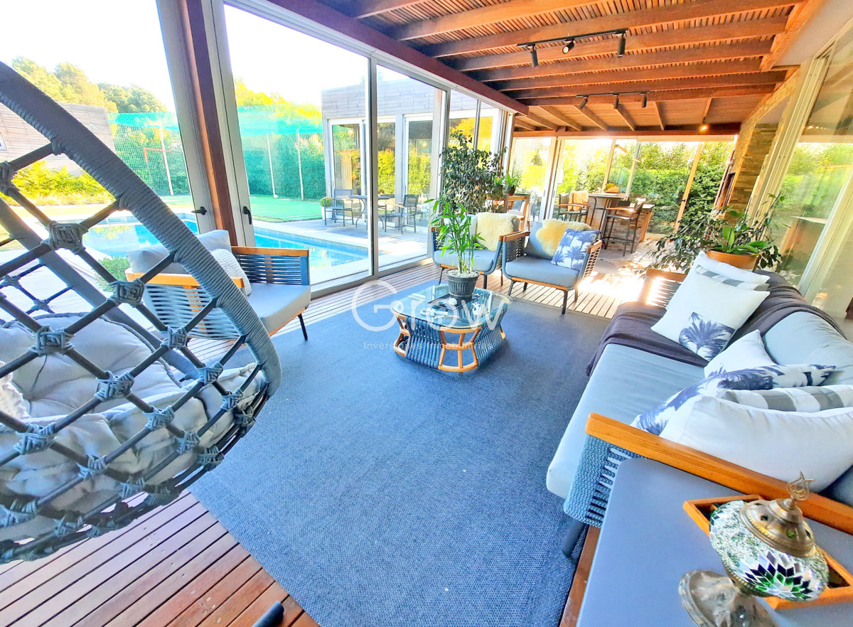 Casa ID.2859 - Barrio Privado. 357 m2 construidos, 4 suites. Piscina climatizada.
