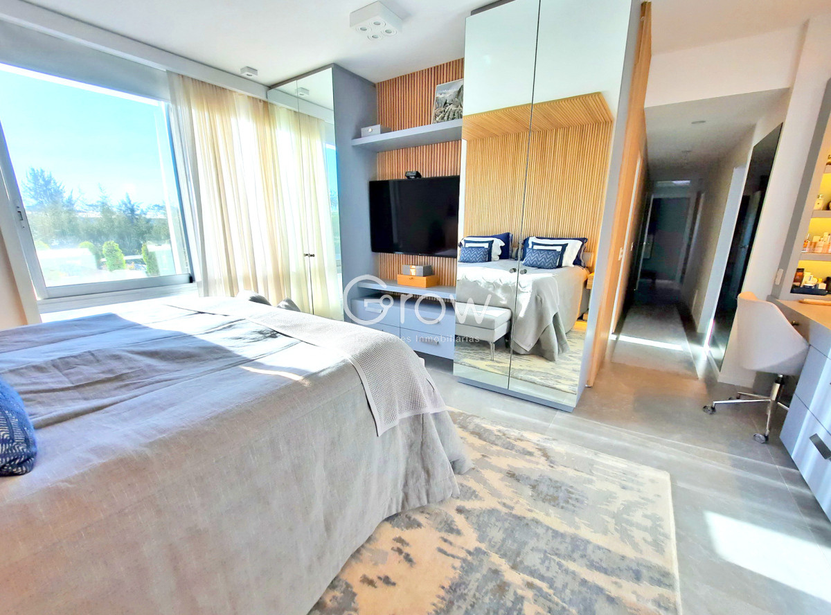 Casa ID.2859 - Barrio Privado. 357 m2 construidos, 4 suites. Piscina climatizada.