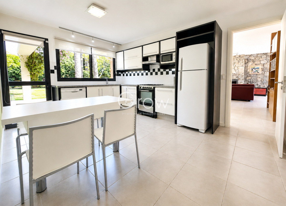Casa ID.2578 - Exclusivo barrio privado, 3 suites + servicio completo, pileta. Losa radiante