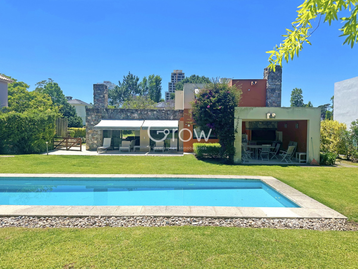 Casa ID.2578 - Exclusivo barrio privado, 3 suites + servicio completo, pileta. Losa radiante