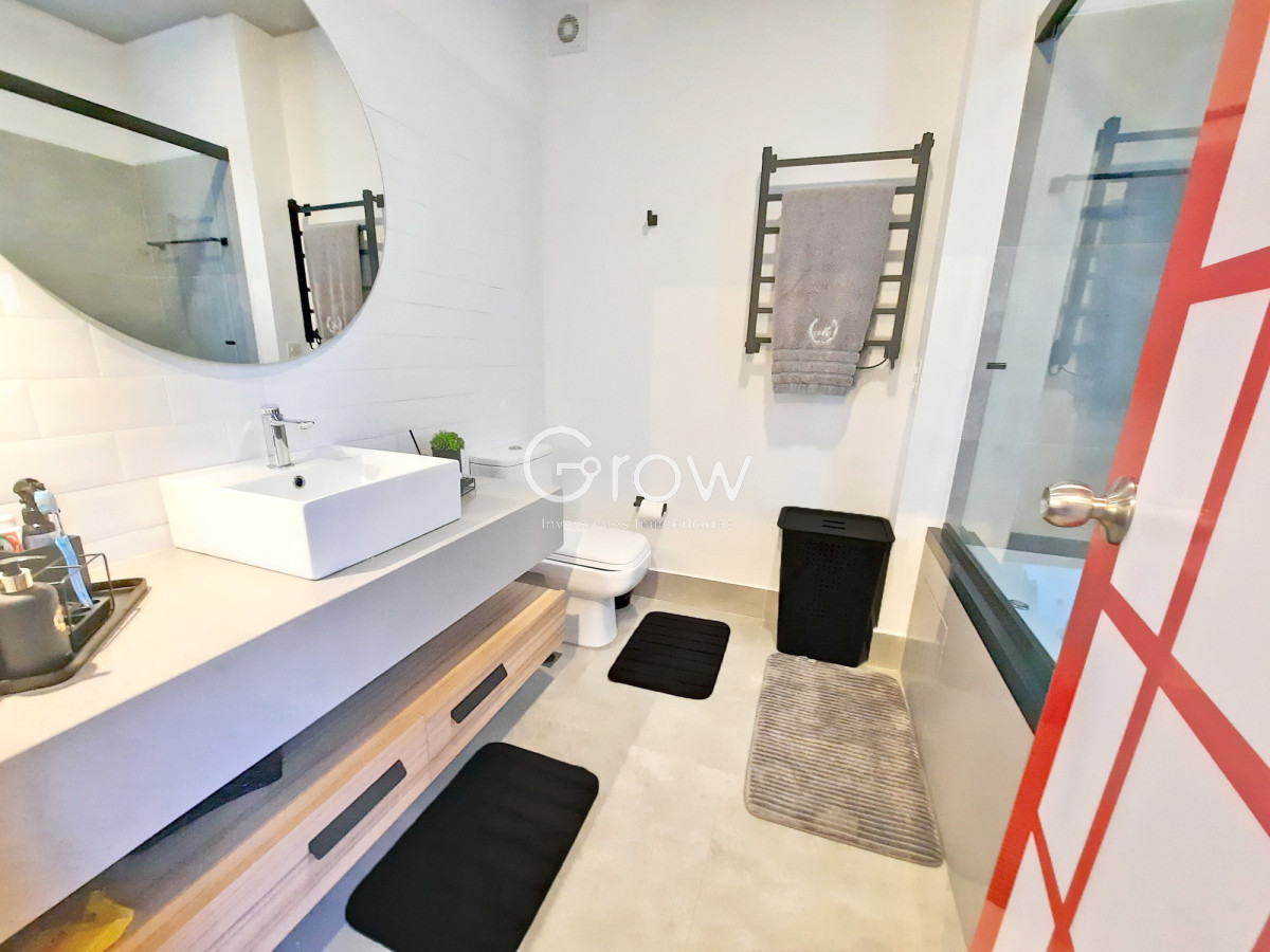Casa ID.2859 - Barrio Privado. 357 m2 construidos, 4 suites. Piscina climatizada.