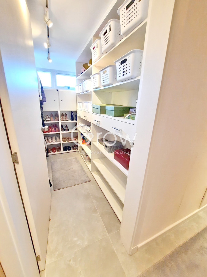 Casa ID.2859 - Barrio Privado. 357 m2 construidos, 4 suites. Piscina climatizada.