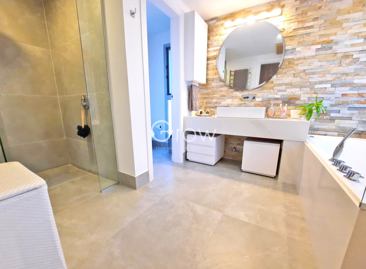 Casa ID.2859 - Barrio Privado. 357 m2 construidos, 4 suites. Piscina climatizada.