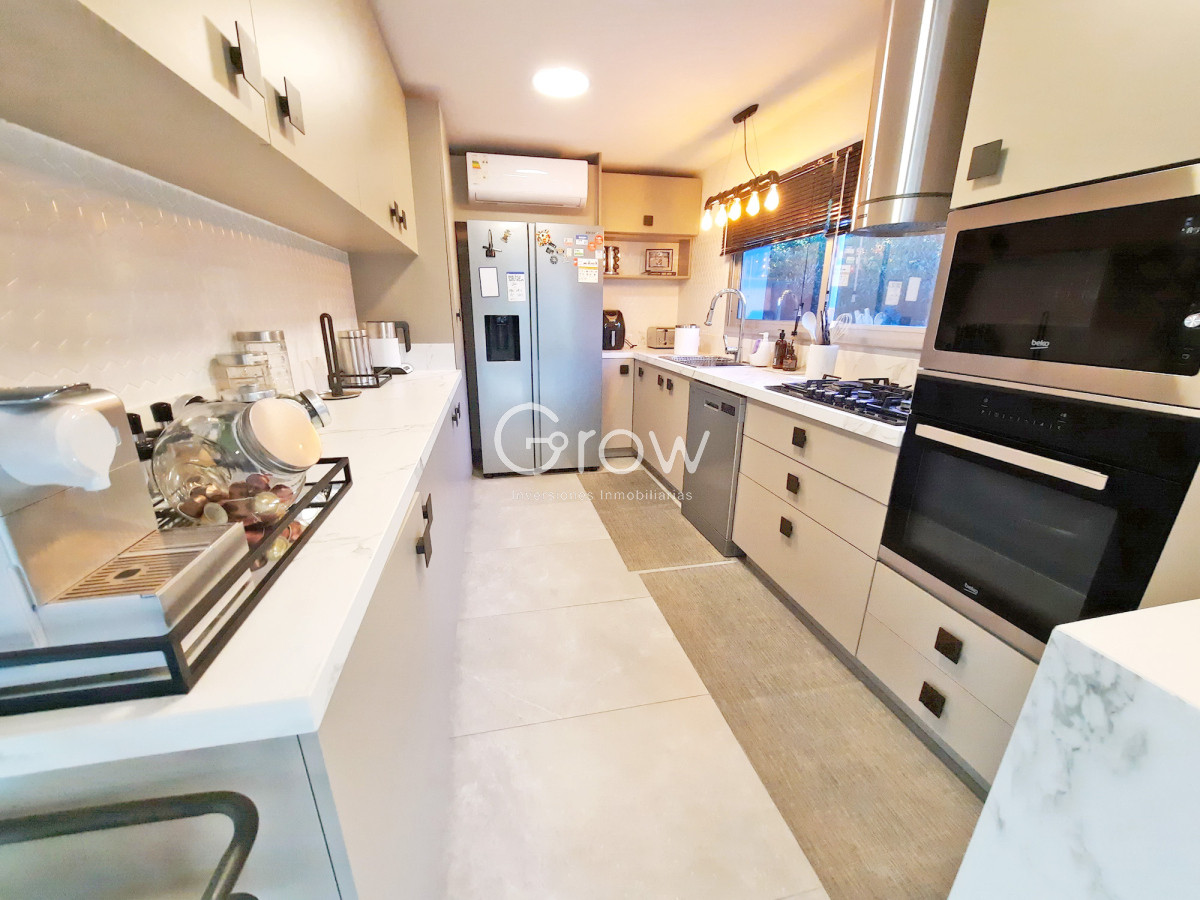 Casa ID.2859 - Barrio Privado. 357 m2 construidos, 4 suites. Piscina climatizada.