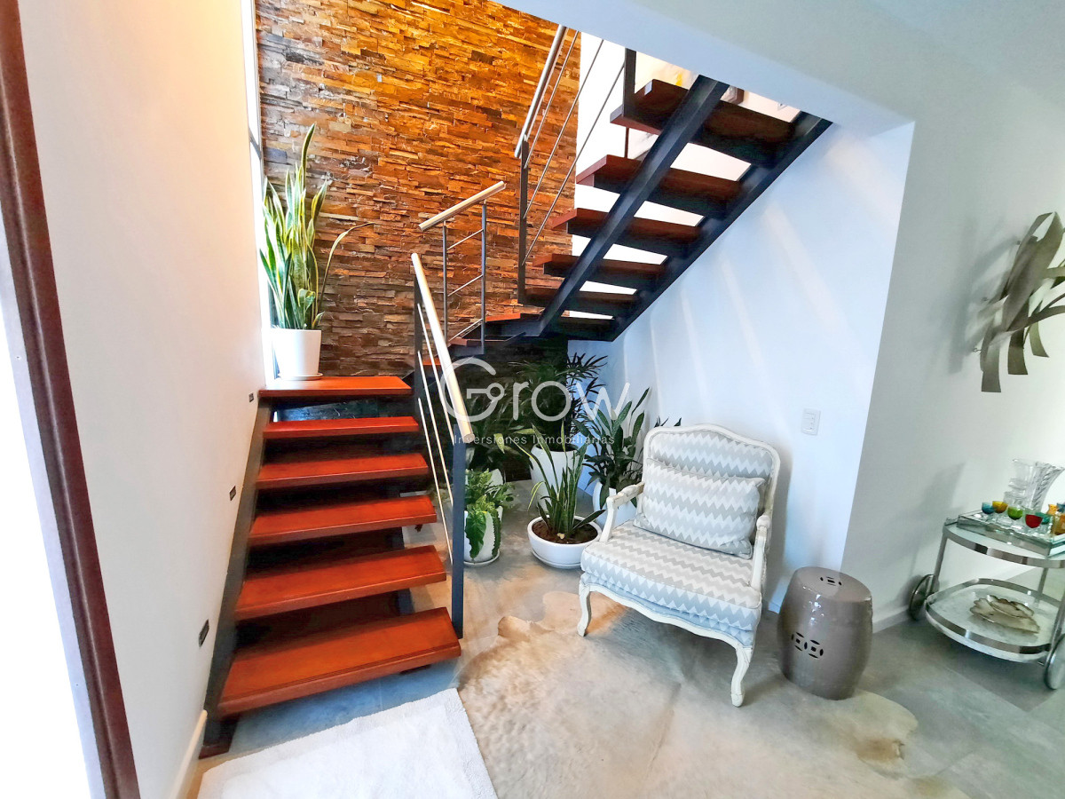 Casa ID.2859 - Barrio Privado. 357 m2 construidos, 4 suites. Piscina climatizada.