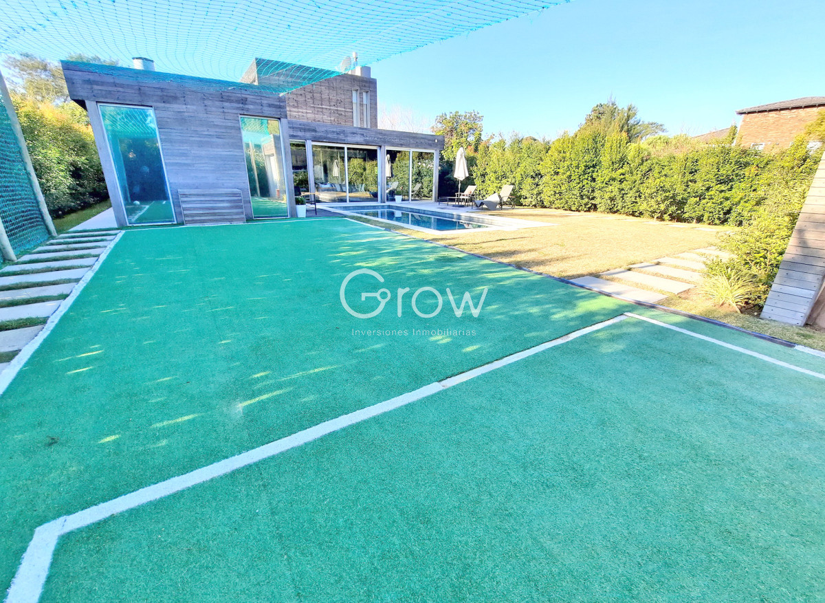 Casa ID.2859 - Barrio Privado. 357 m2 construidos, 4 suites. Piscina climatizada.