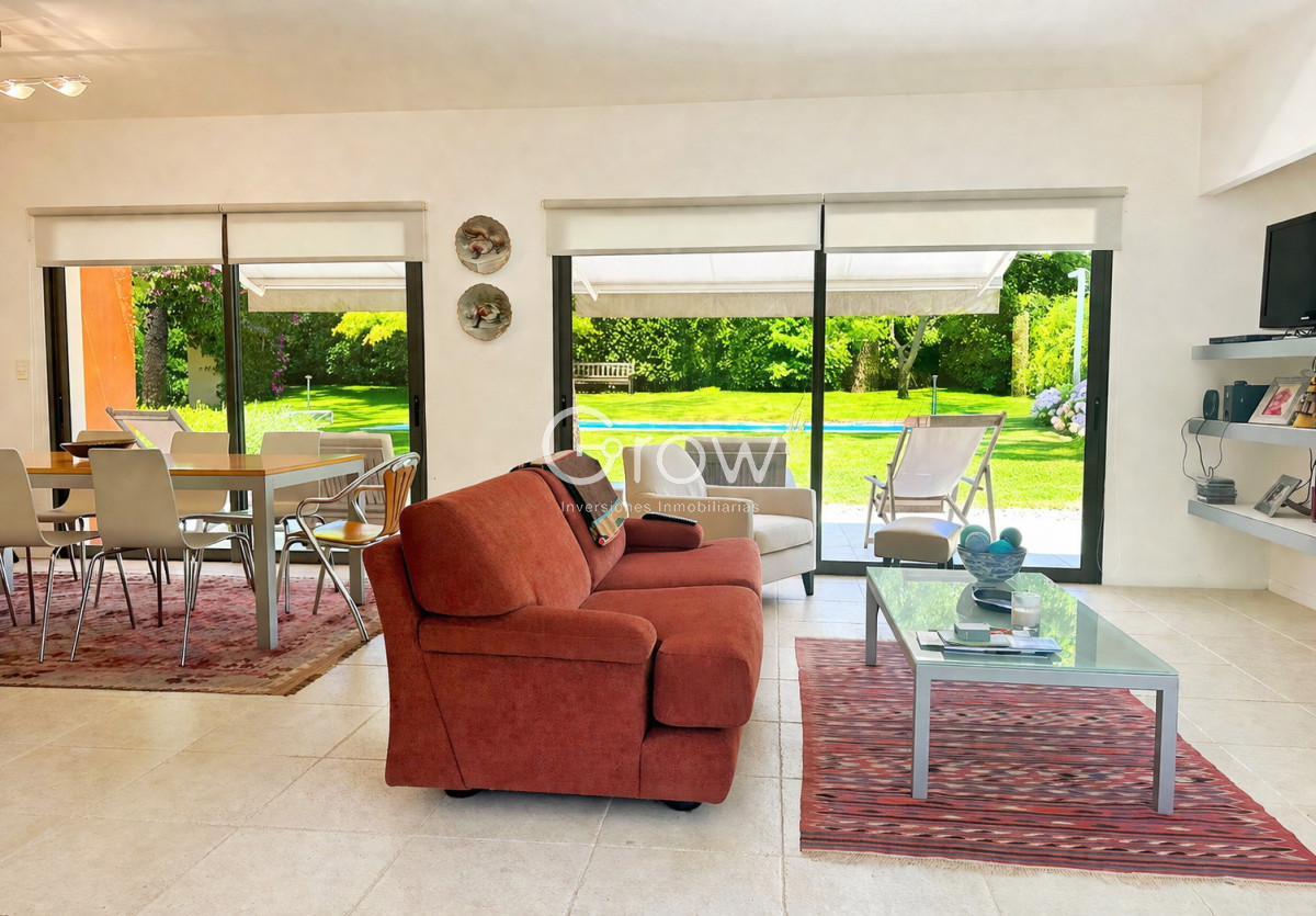 Casa ID.2578 - Exclusivo barrio privado, 3 suites + servicio completo, pileta. Losa radiante