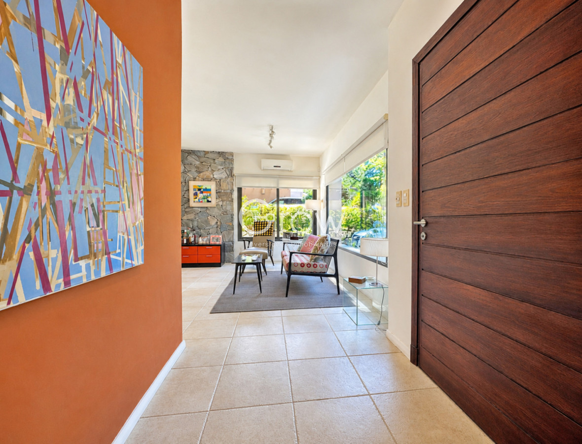 Casa ID.2578 - Exclusivo barrio privado, 3 suites + servicio completo, pileta. Losa radiante
