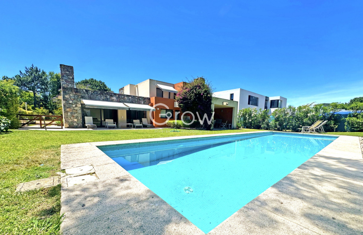 Casa ID.2578 - Exclusivo barrio privado, 3 suites + servicio completo, pileta. Losa radiante