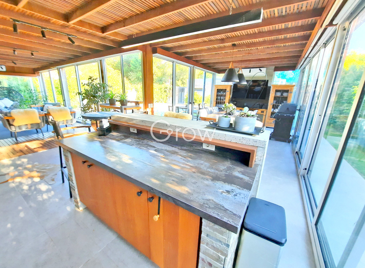 Casa ID.2859 - Barrio Privado. 357 m2 construidos, 4 suites. Piscina climatizada.