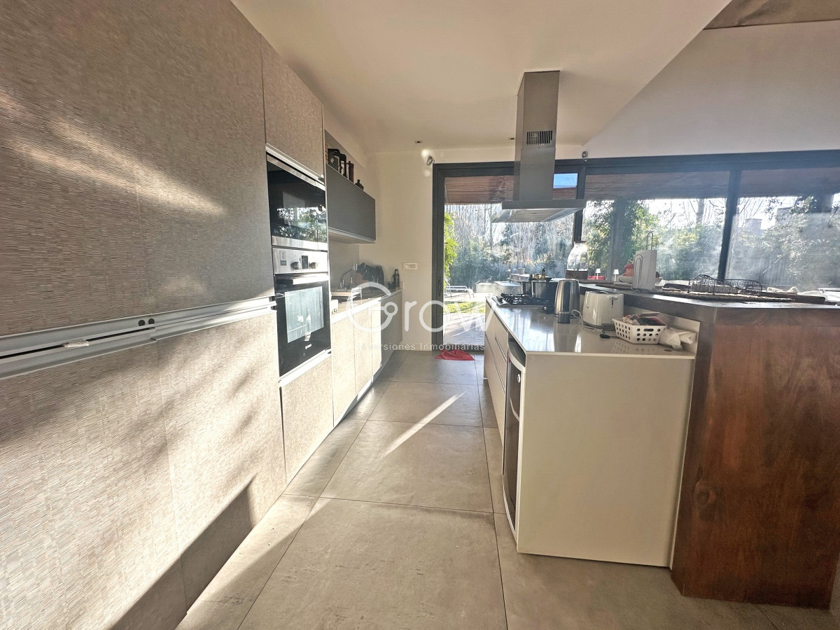 Casa ID.2888 - Barrio privado. 3 suites, piscina climatizada. Losa radiante. 