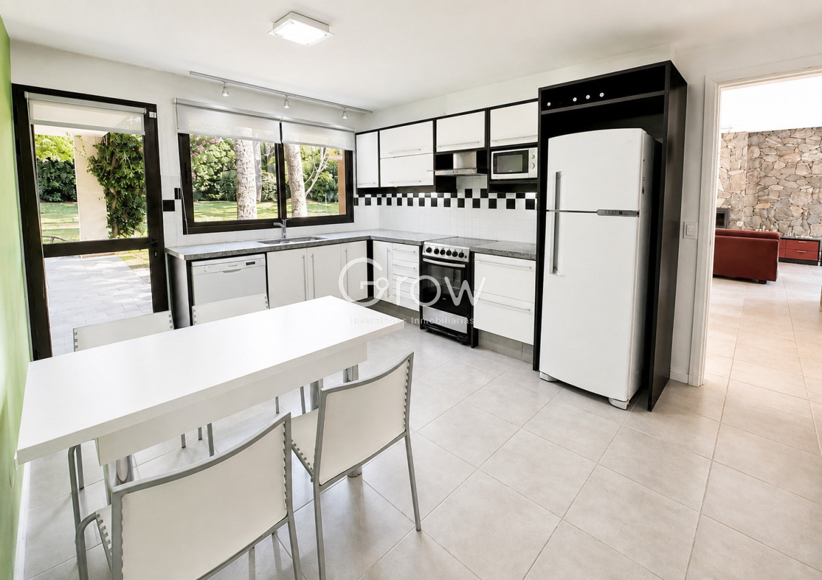 Casa ID.2578 - Exclusivo barrio privado, 3 suites + servicio completo, pileta. Losa radiante