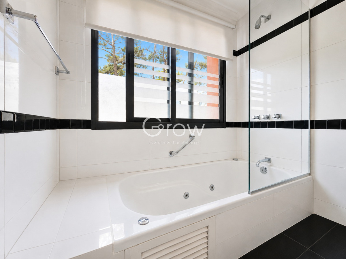 Casa ID.2578 - Exclusivo barrio privado, 3 suites + servicio completo, pileta. Losa radiante
