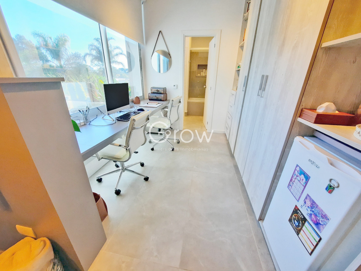Casa ID.2859 - Barrio Privado. 357 m2 construidos, 4 suites. Piscina climatizada.