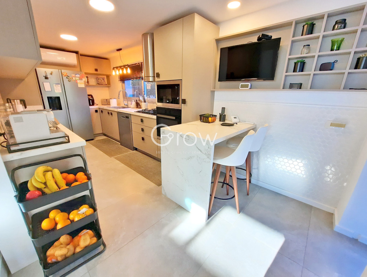 Casa ID.2859 - Barrio Privado. 357 m2 construidos, 4 suites. Piscina climatizada.