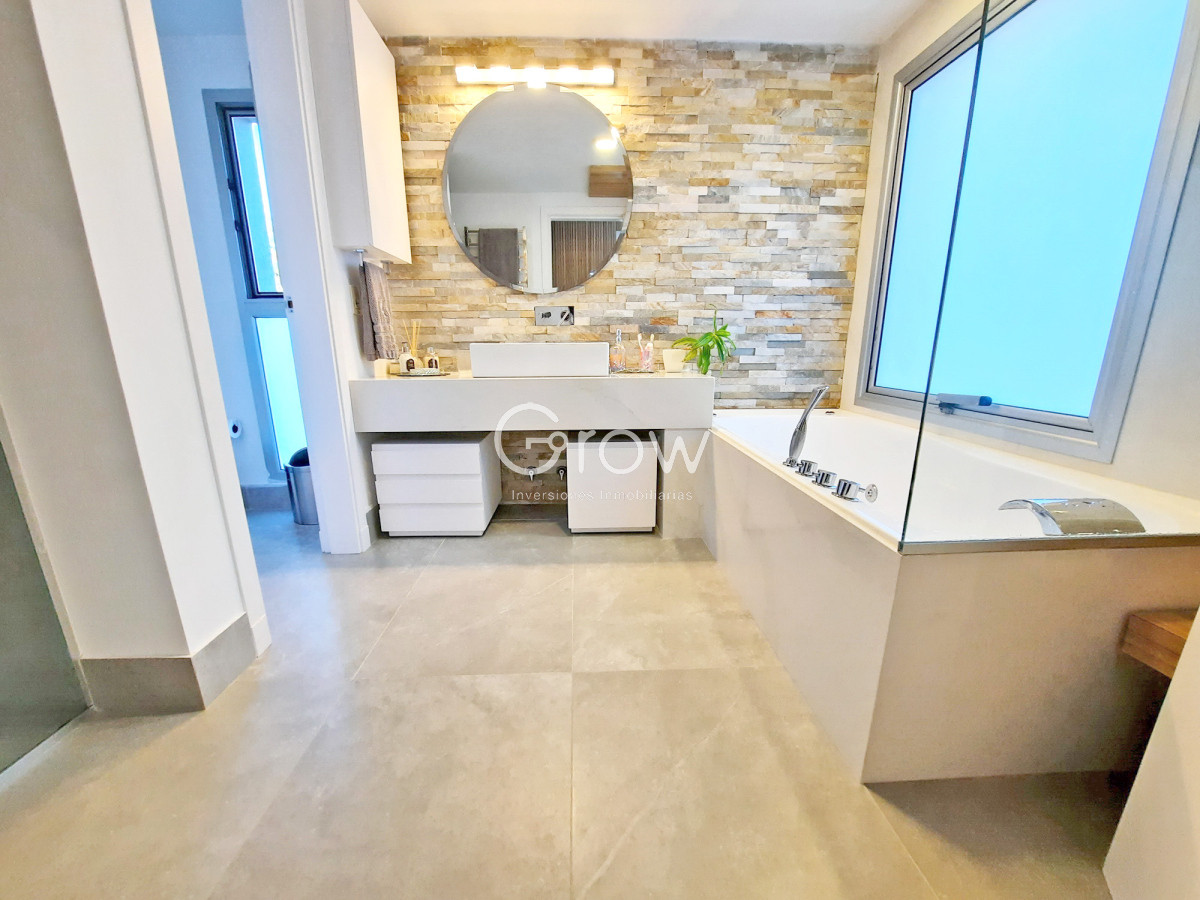 Casa ID.2859 - Barrio Privado. 357 m2 construidos, 4 suites. Piscina climatizada.