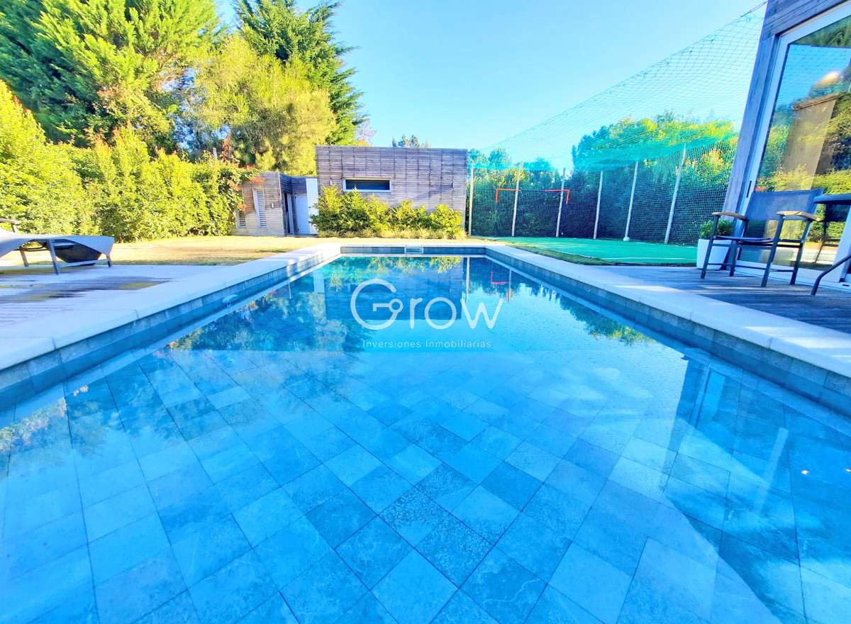Casa ID.2859 - Barrio Privado. 357 m2 construidos, 4 suites. Piscina climatizada.