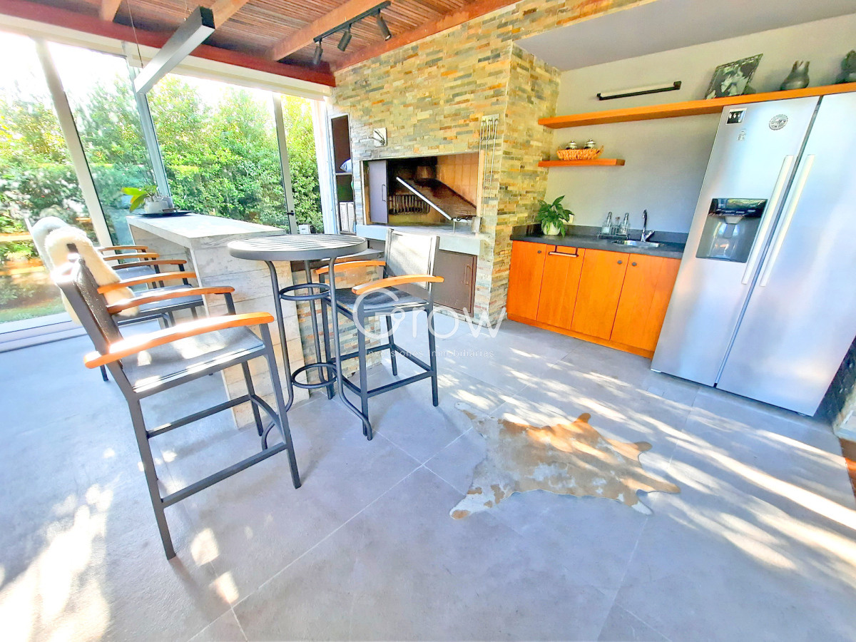 Casa ID.2859 - Barrio Privado. 357 m2 construidos, 4 suites. Piscina climatizada.