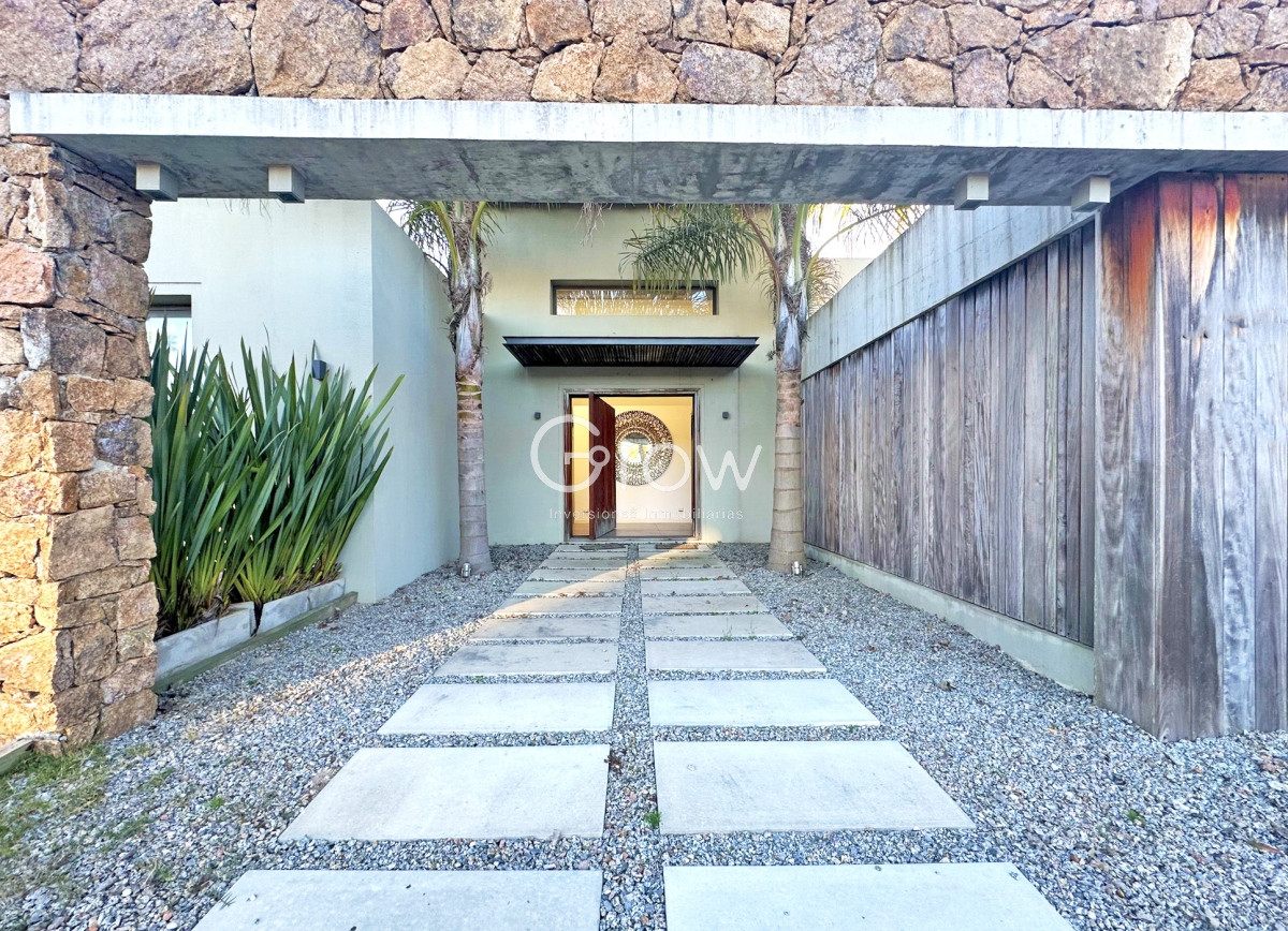 Casa ID.2888 - Barrio privado. 3 suites, piscina climatizada. Losa radiante. 