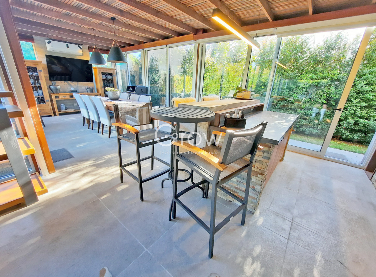 Casa ID.2859 - Barrio Privado. 357 m2 construidos, 4 suites. Piscina climatizada.