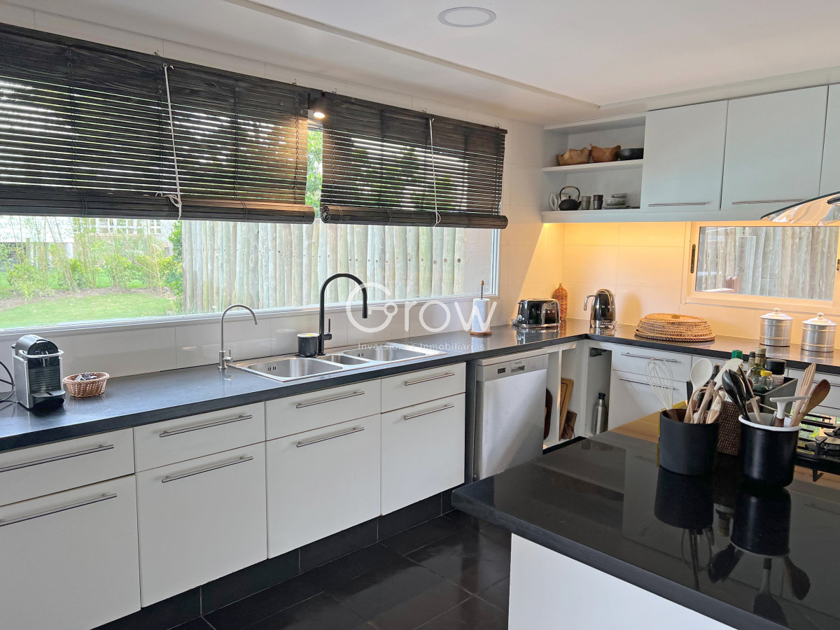 Casa ID.3080 - Pinar del Faro, 4 dorm, piscina. 450 m2 construidos