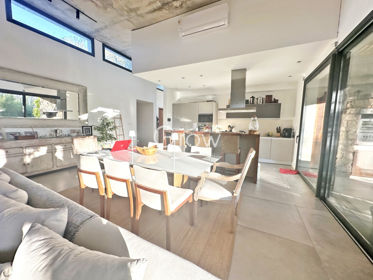 Casa ID.2888 - Barrio privado. 3 suites, piscina climatizada. Losa radiante. 