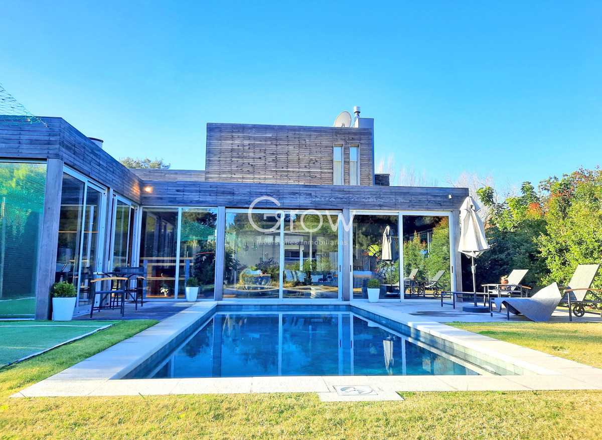 Casa ID.2859 - Barrio Privado. 357 m2 construidos, 4 suites. Piscina climatizada.