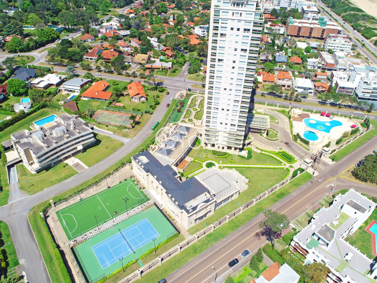 Apartamento ID.2585 - Le Jardin, esquinero piso alto, garaje doble.