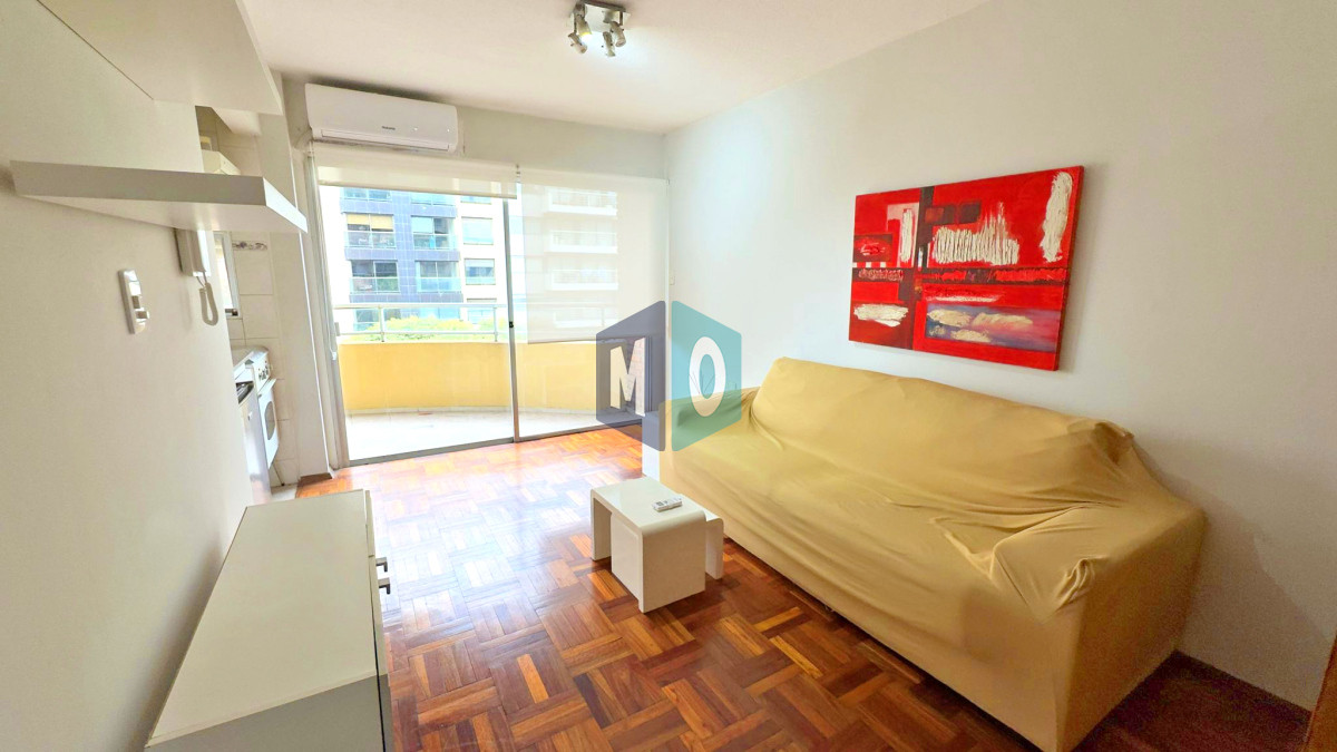 Apartamento ID.1014 - Punta Carretas, sobre Av Sarmiento, al frente. Gran terraza.