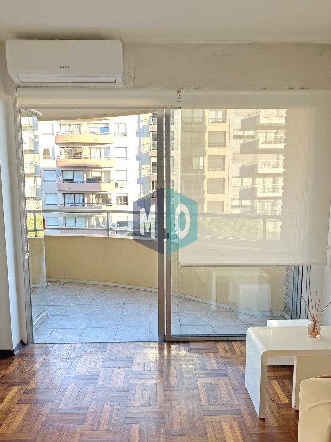 Apartamento ID.1014 - Punta Carretas, sobre Av Sarmiento, al frente. Gran terraza.