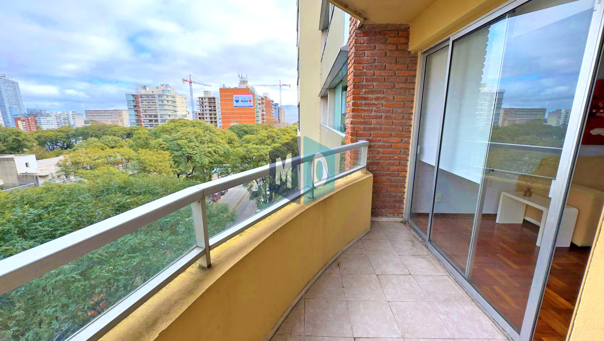 Apartamento ID.1014 - Punta Carretas, sobre Av Sarmiento, al frente. Gran terraza.