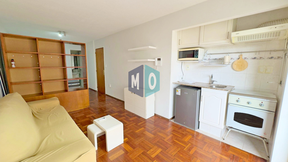 Apartamento ID.1014 - Punta Carretas, sobre Av Sarmiento, al frente. Gran terraza.