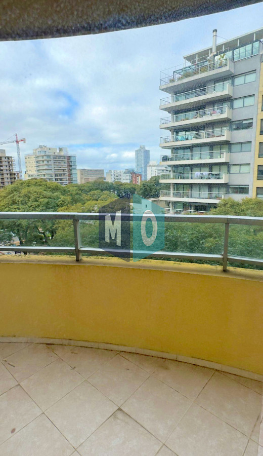 Apartamento ID.1014 - Punta Carretas, sobre Av Sarmiento, al frente. Gran terraza.