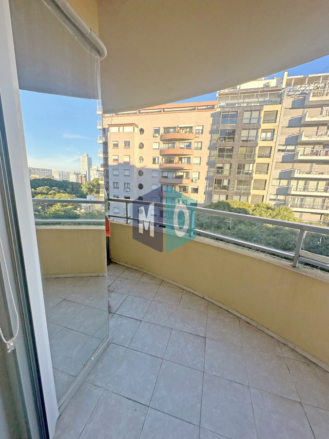 Apartamento ID.1014 - Punta Carretas, sobre Av Sarmiento, al frente. Gran terraza.