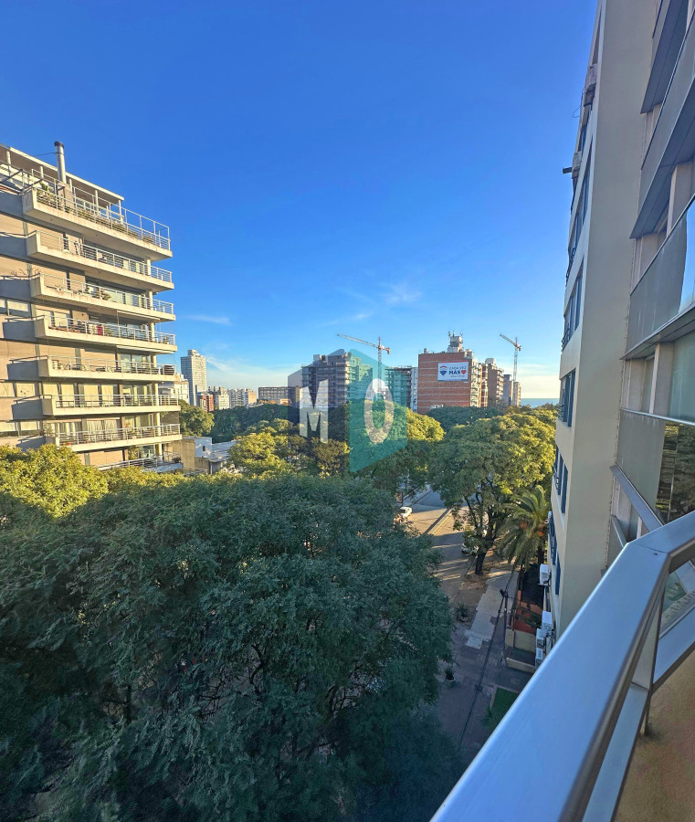 Apartamento ID.1014 - Punta Carretas, sobre Av Sarmiento, al frente. Gran terraza.
