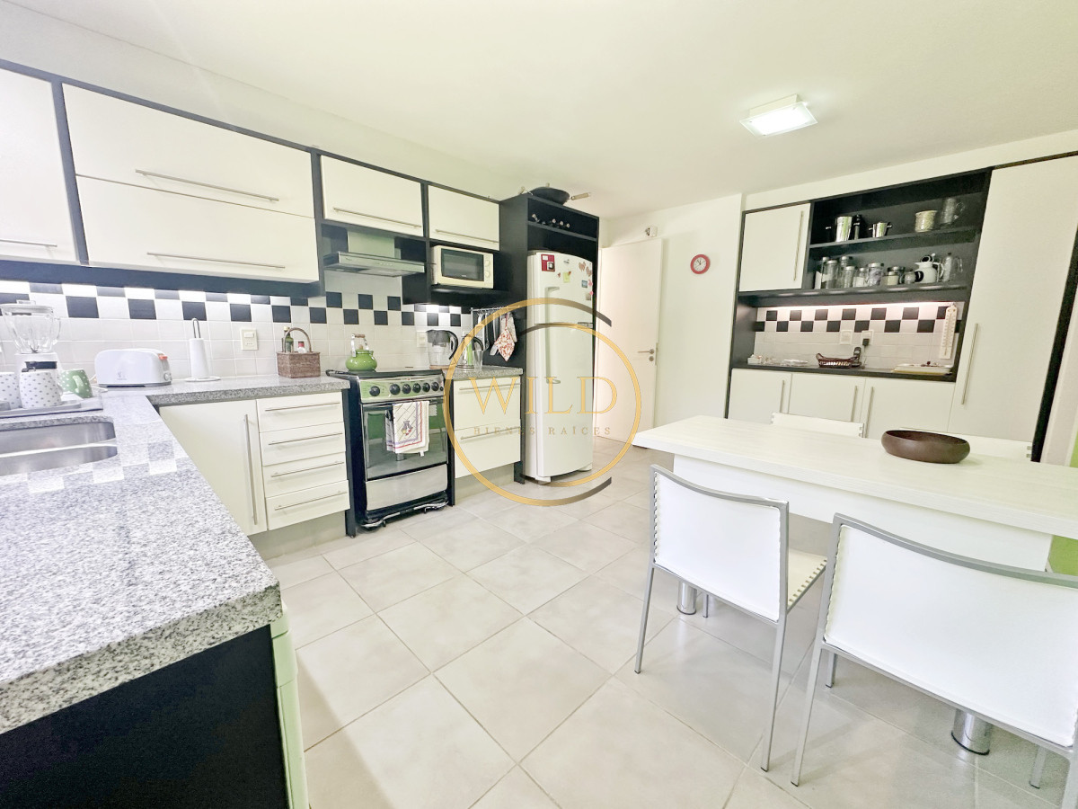 Casa ID.2546 - Exclusivo barrio privado, 3 suites + servicio completo, pileta. Losa radiante