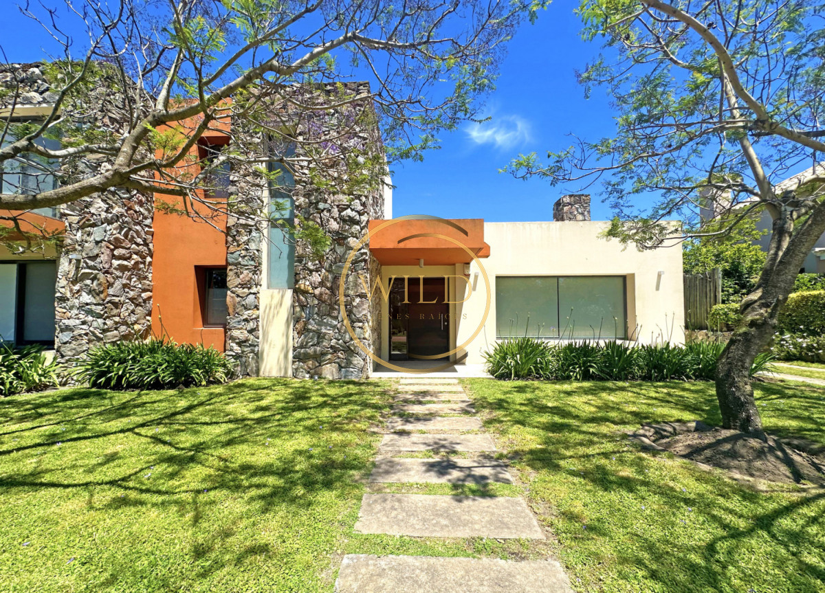 Casa ID.2546 - Exclusivo barrio privado, 3 suites + servicio completo, pileta. Losa radiante