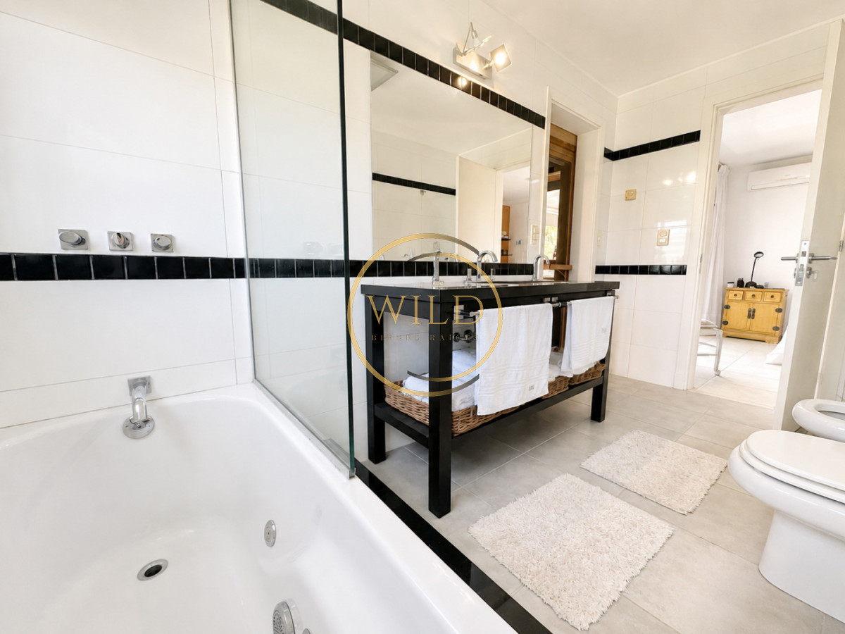Casa ID.2546 - Exclusivo barrio privado, 3 suites + servicio completo, pileta. Losa radiante