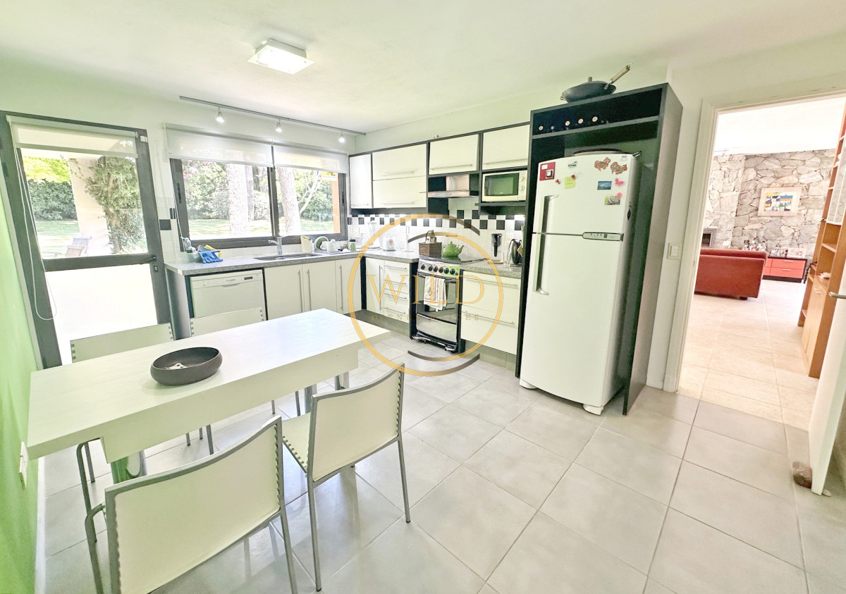 Casa ID.2546 - Exclusivo barrio privado, 3 suites + servicio completo, pileta. Losa radiante