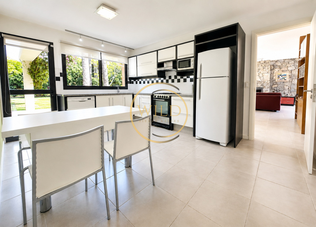 Casa ID.2546 - Exclusivo barrio privado, 3 suites + servicio completo, pileta. Losa radiante