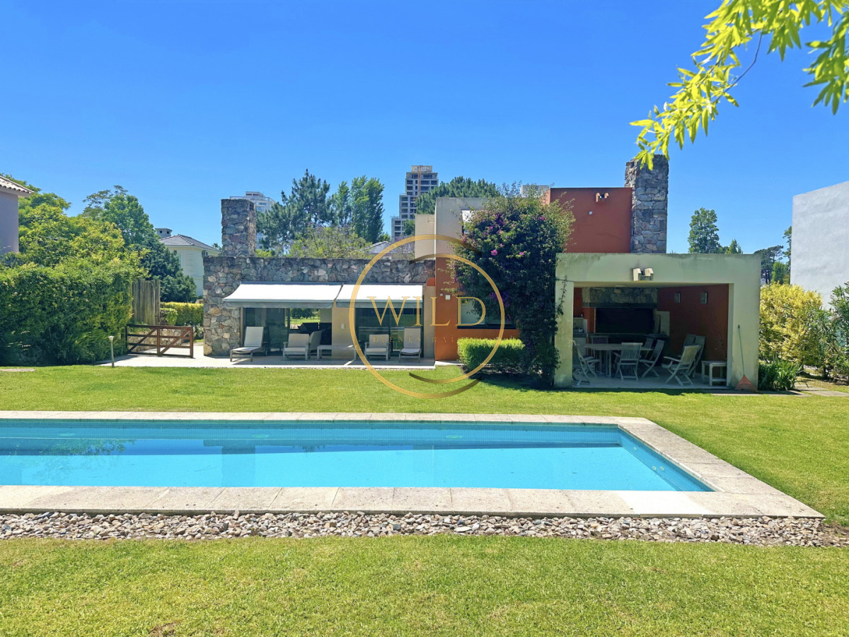 Casa ID.2546 - Exclusivo barrio privado, 3 suites + servicio completo, pileta. Losa radiante