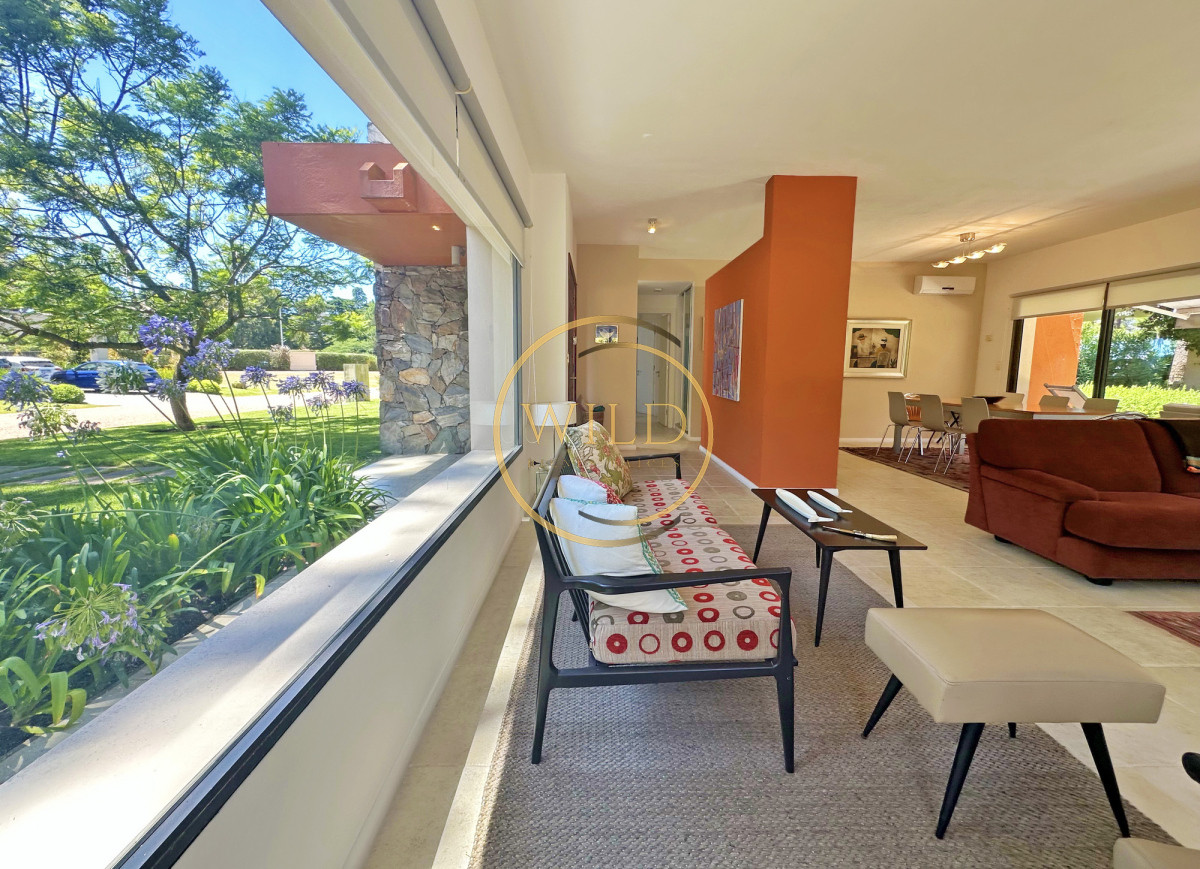 Casa ID.2546 - Exclusivo barrio privado, 3 suites + servicio completo, pileta. Losa radiante